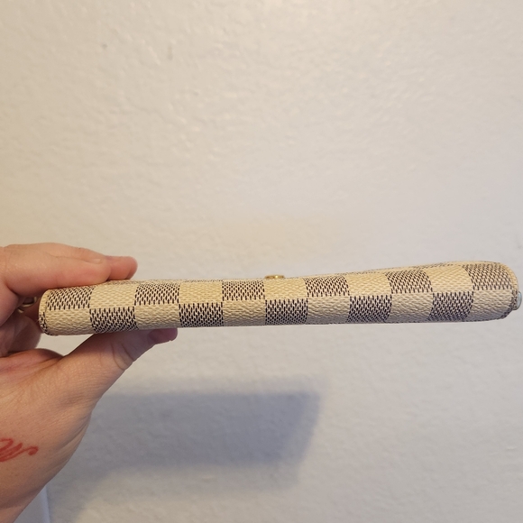 💯 Authentic Damier Azur Wallet - Picture 8 of 14